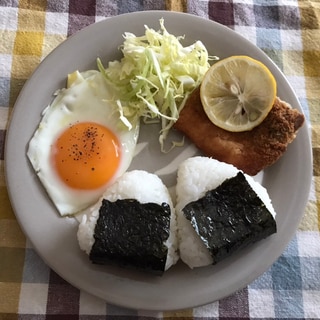 海苔巻きおむすびと目玉焼きのランチプレート